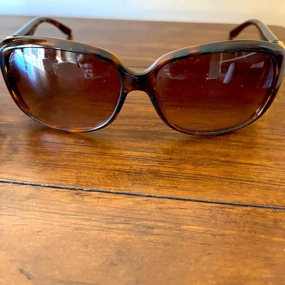 Gucci | Accessories | Gucci Sunglasses And Case | Poshmark display picture 3